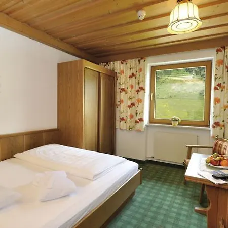 Alpenhotel Tirol ホテル